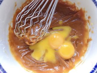 3、焦糖海盐戚风蛋糕,加入蛋黄