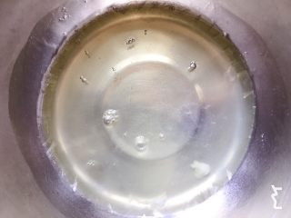 4、焦糖海盐戚风蛋糕,打蛋白前开始预热烤箱。取出有冰渣的蛋白,滴入白醋