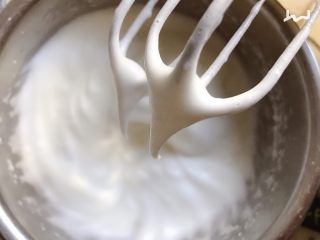 5、焦糖海盐戚风蛋糕,分3次加入30g糖,打至略带弯钩状