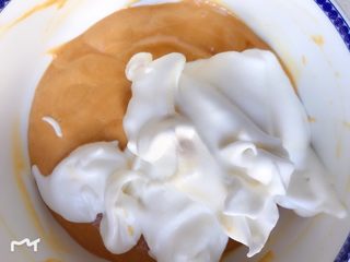 7、焦糖海盐戚风蛋糕,剩余蛋白加入,继续翻拌均匀