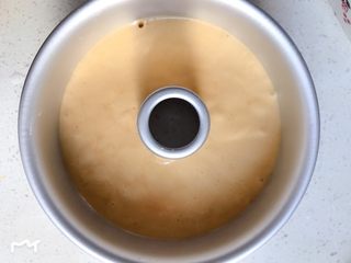 8、焦糖海盐戚风蛋糕,入模具,震盘一次