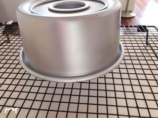 10、焦糖海盐戚风蛋糕,出炉震模倒扣