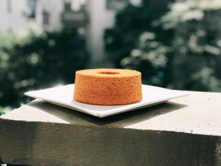 11、焦糖海盐戚风蛋糕,成品不如普通戚风高,要是想满模可以用4个蛋