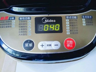 10、最爱面包＋葡萄干小面包,再次启动面包机，自动揉面20 分钟。 20分钟后面团已经有了不容易破的手套膜，这时可以进行发酵。(室温发酵也可以，但是要保持面团的湿度)