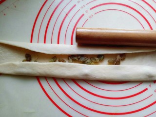 14、最爱面包＋葡萄干小面包,再将两边对折，如图。