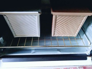 17、最爱面包＋葡萄干小面包,如果有小面包的模具用小面包的模具最好啦！我没有，只能用吐司盒啦！发酵至是原来的2倍大即可进行烘烤。 约35分钟左右，二次发酵完成。(发酵特别好呦) 烤箱180预热 将烤网放入烤箱底层，把模具放在烤网上，180度烤30-35分钟，盖上盖子。