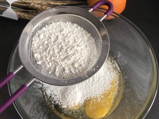 5、橙子蛋糕卷,筛入80g的低筋面粉