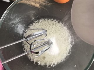 8、橙子蛋糕卷,四个蛋清打成大气泡后一次性倒入30g糖继续打发