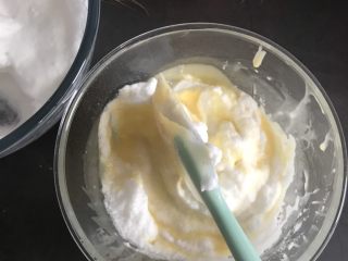 11、橙子蛋糕卷,用刮刀从上至下翻拌均匀