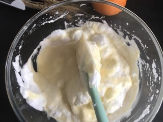 13、橙子蛋糕卷,继续上下翻拌均匀