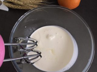 18、橙子蛋糕卷,170g淡奶油加13g糖打发