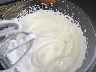 19、橙子蛋糕卷,淡奶油打发至纹路清晰