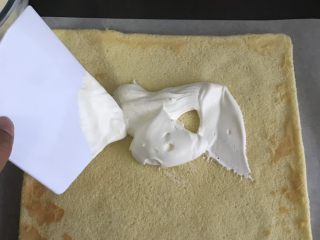 20、橙子蛋糕卷,晾凉后翻转过来，涂抹上奶油，用刮刀刮平，卷起来固定成形