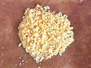 1、千层酥皮香肠卷,提前准备面包糠，不喜欢外卖的，喜欢用馒头自制面包糠，将馒头撕扯碎，烤箱180度烤至微黄即可，使用时用手搓揉一下就全碎碎了