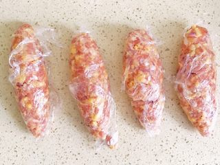 5、千层酥皮香肠卷,将调制好的肉馅料，均分四分，搓握成橄榄形，保鲜膜密封，送冰箱冷藏，使其硬一些