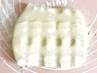 6、千层酥皮香肠卷,横向、竖向，按压几下，可以保证在擀制面皮时，黄油均匀擀开，不会堆积到一头
