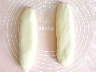 10、千层酥皮香肠卷,四周围拢、粘住就可以了，整理成橄榄形