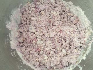 4、紫薯大列巴,用筷子搅成絮状