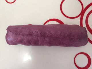 8、紫薯大列巴,收好口子，大列巴的面比较干，收口时可以稍微在边上沾湿一下。