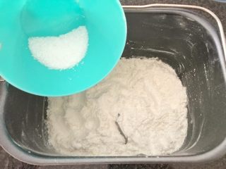 10、早餐+奶油面包,先将糖、牛奶、酵母放在面包机内锅的底下，上面加上高筋面粉，然后把盐加进来，