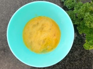 11、早餐+奶油面包,鸡蛋打散，留少许刷面的蛋液，其余也倒入面粉上面，