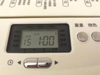 16、早餐+奶油面包,再将面团放入面包机中，发酵1个小时，直至面团膨胀1，5～2倍大，手指蘸上干面粉，在中间戳个洞不回缩，面团就发酵好了，