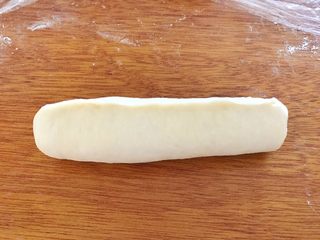 23、早餐+奶油面包,收口处捏紧，将其余五个都一样做完，