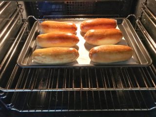 26、早餐+奶油面包,送入预热好的烤箱里，180度中层烤15分钟，（看各家的烤箱而定）