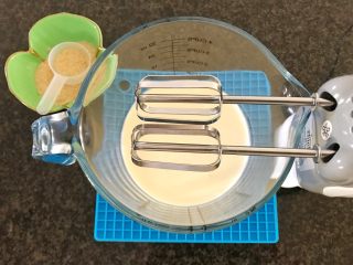 28、早餐+奶油面包,现在我们来，打发奶油，糖分三次加入淡奶油中，每次一定要打发到糖融化与淡奶油中，再添加下一次的糖，