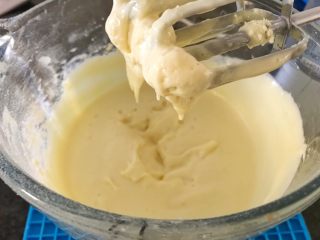 29、早餐+奶油面包,打发至不会滴落的状态，装入裱花袋中备用，