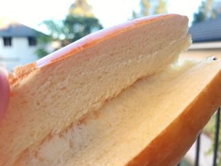 30、早餐+奶油面包,将面包中间切开，底部不要切断，把调制好的奶油挤入上面，就大功告成了！