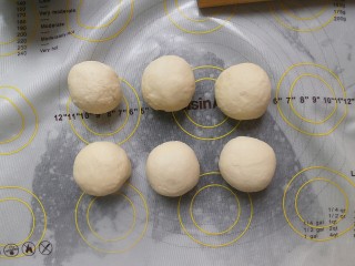 3、贝果三明治,揉好的面团无需发酵，取出分割成六等份。盖上湿布，静置20分钟（这里所谓的湿布是那种拧的比较干，不会滴水的湿布）