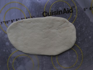 4、贝果三明治,静置好后，取一个面团擀成长片