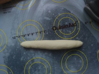 6、贝果三明治,然后在对折，接口处一定要捏紧，然后在搓长一点