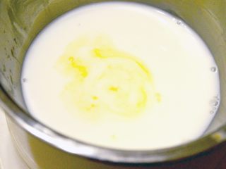 1、超详细步骤教你直接法无敌松软全麦肉松吐司,在一个容器中加入牛奶和全蛋液。这里我用牛奶替换了水，因为牛奶会比水更稠一些，所以增加到160g。 