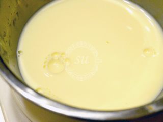 2、超详细步骤教你直接法无敌松软全麦肉松吐司,将牛奶和全蛋液混合均匀