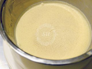 3、超详细步骤教你直接法无敌松软全麦肉松吐司,将所需酵母按量称量入②的液体中