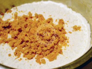 6、超详细步骤教你直接法无敌松软全麦肉松吐司,加入肉松，大块的肉松建议用手捏碎后再加入。（当然时间比较充沛的同学平时可以自己制作一些肉松，会更加好吃哦）