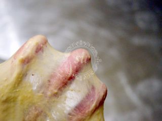 12、超详细步骤教你直接法无敌松软全麦肉松吐司,取出小块面团，检查是否出现手套膜。实际操作时并不是一定要达到苏苏图片这样薄的指纹膜。我们只需要面团有延展性即可。避免揉面时间过长和温度更重要