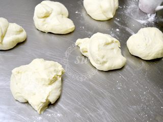 14、超详细步骤教你直接法无敌松软全麦肉松吐司,面团取出后平均分为3份