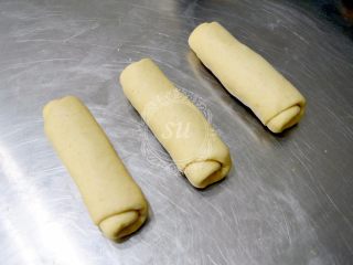 18、超详细步骤教你直接法无敌松软全麦肉松吐司,卷好后继续覆盖保鲜膜，室温松弛20分钟（不建议省略）