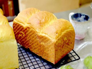 24、超详细步骤教你直接法无敌松软全麦肉松吐司,烤好后，马上取出脱模晾凉。此款面包并不会长的很高爆头，只要内部组织没问题，没有出现塌陷不长高回缩的现象即可