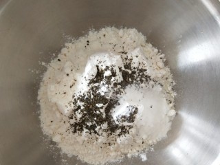 2、茉莉花茶菠萝蛋糕,材料A混合过筛备用。