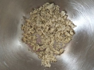 4、茉莉花茶菠萝蛋糕,用手搓成颗粒状，做成酥粒。
