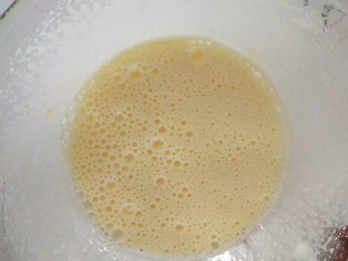 5、茉莉花茶菠萝蛋糕,鸡蛋加细砂糖隔温水打发到人体温度后离火。