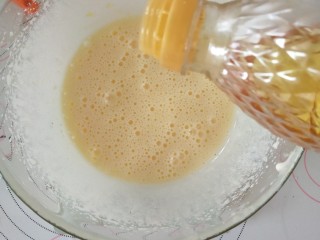 6、茉莉花茶菠萝蛋糕,分次加入植物油搅拌乳化。