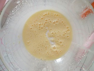 7、茉莉花茶菠萝蛋糕,加入牛奶，椰奶。菠萝肉拌匀。