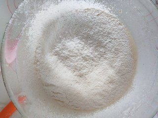 8、茉莉花茶菠萝蛋糕,加入过筛的材料A拌匀成面糊。