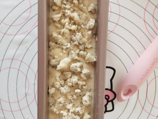 9、茉莉花茶菠萝蛋糕,面糊倒入学厨磅蛋糕模具内，震出气泡，表面撒酥粒。