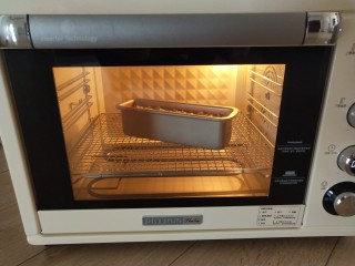 10、茉莉花茶菠萝蛋糕,柏翠5400烤箱下层，180度烤35分钟，再转210度烤5分钟上色。